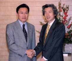 Erdenechuluun invites Koizumi to Mongolia